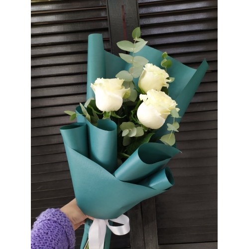 Купить на заказ Букет с белыми розами, 3 шт с доставкой в Ушарале