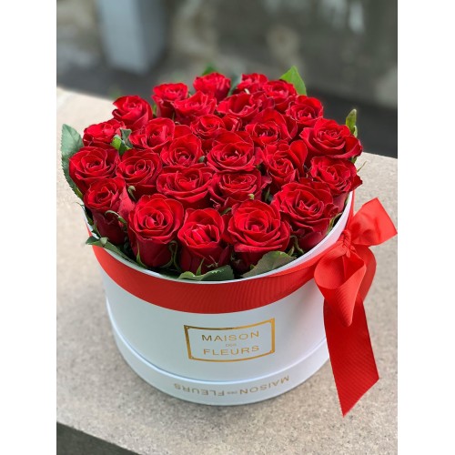 Купить на заказ 25 красных роз в коробке с доставкой в Ушарале